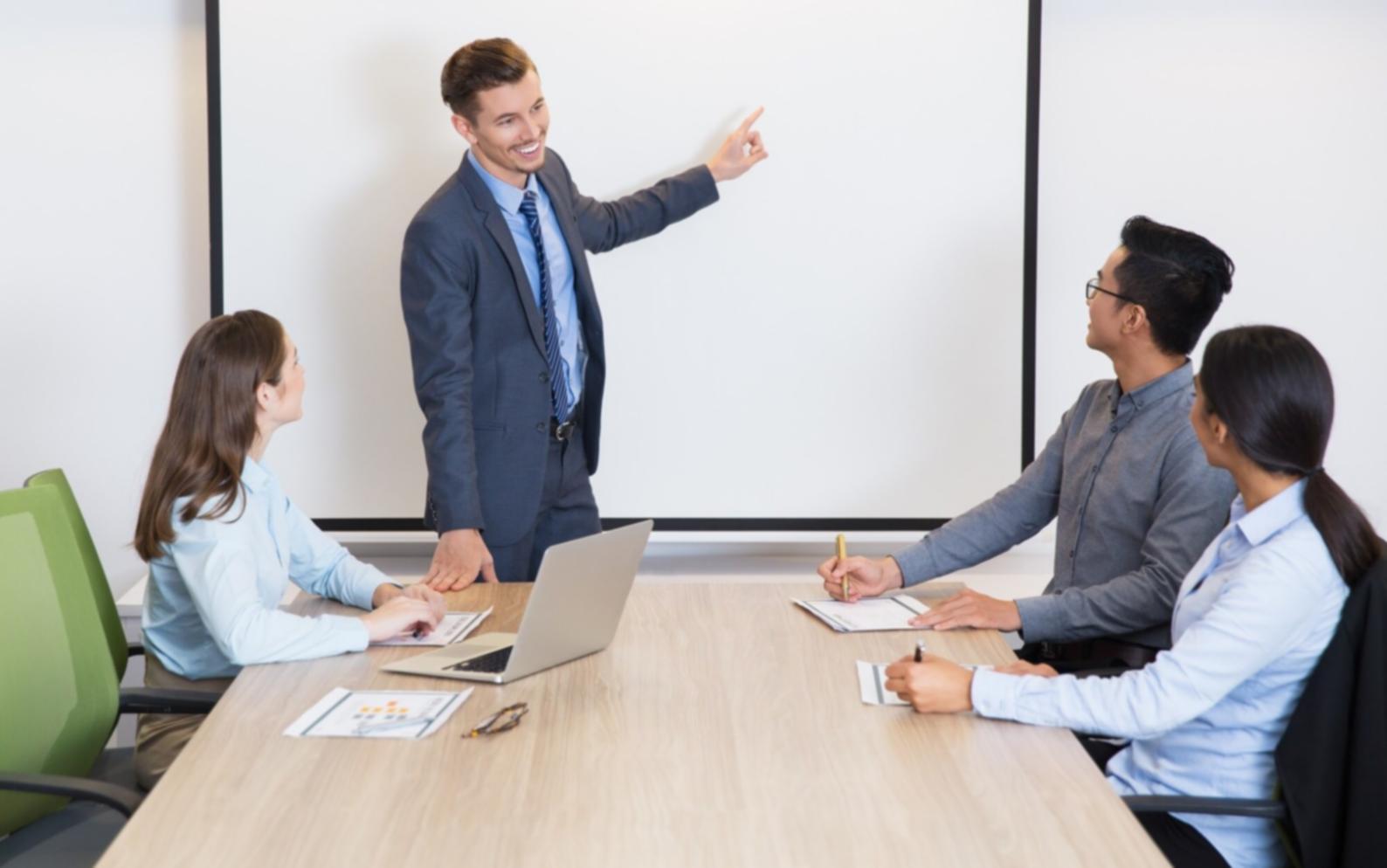 Séance de coaching personnalisé dans un environnement calme et professionnel